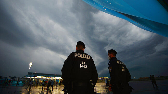 Insgesamt waren an den vier EM-Spieltagen in München rund 7.700 Polizeibeamte im Einsatz.