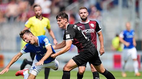 Darmstadts Benjamin Goller (l) und Ingolstadts Thomas Keller kämpfen um den Ball.