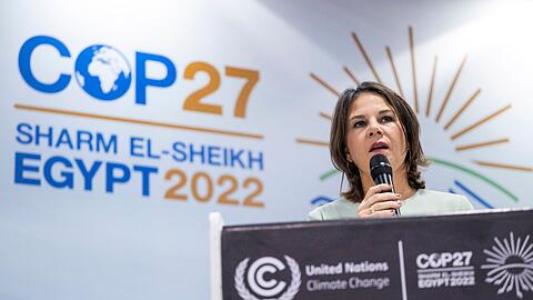 Annalena Baerbock spricht beim UN-Klimagipfel COP27 auf einer Konferenz.