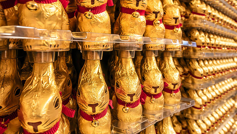 Schokoladen-Hasen im Supermarkt – bereit, an Ostern versteckt zu werden.