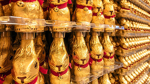 Schokoladen-Hasen im Supermarkt – bereit, an Ostern versteckt zu werden.