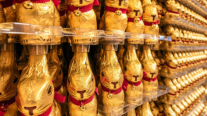 Schokoladen-Hasen im Supermarkt – bereit, an Ostern versteckt zu werden.