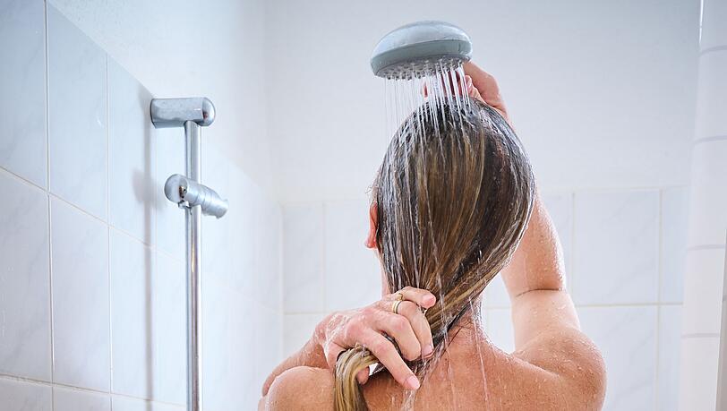 Auch das Waschen der Haare ist wichtig. Denn darin sammeln sich die Pollen.