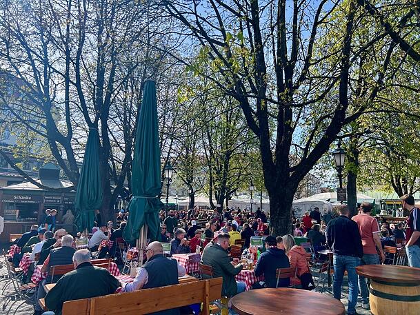 Biergarten auf dem Viktualienmarkt. Biergarten auf dem Viktualienmarkt.