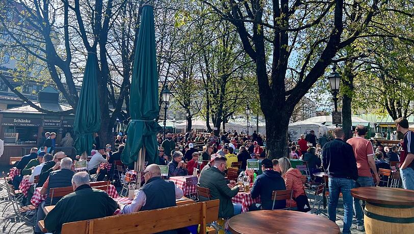 Biergarten auf dem Viktualienmarkt.