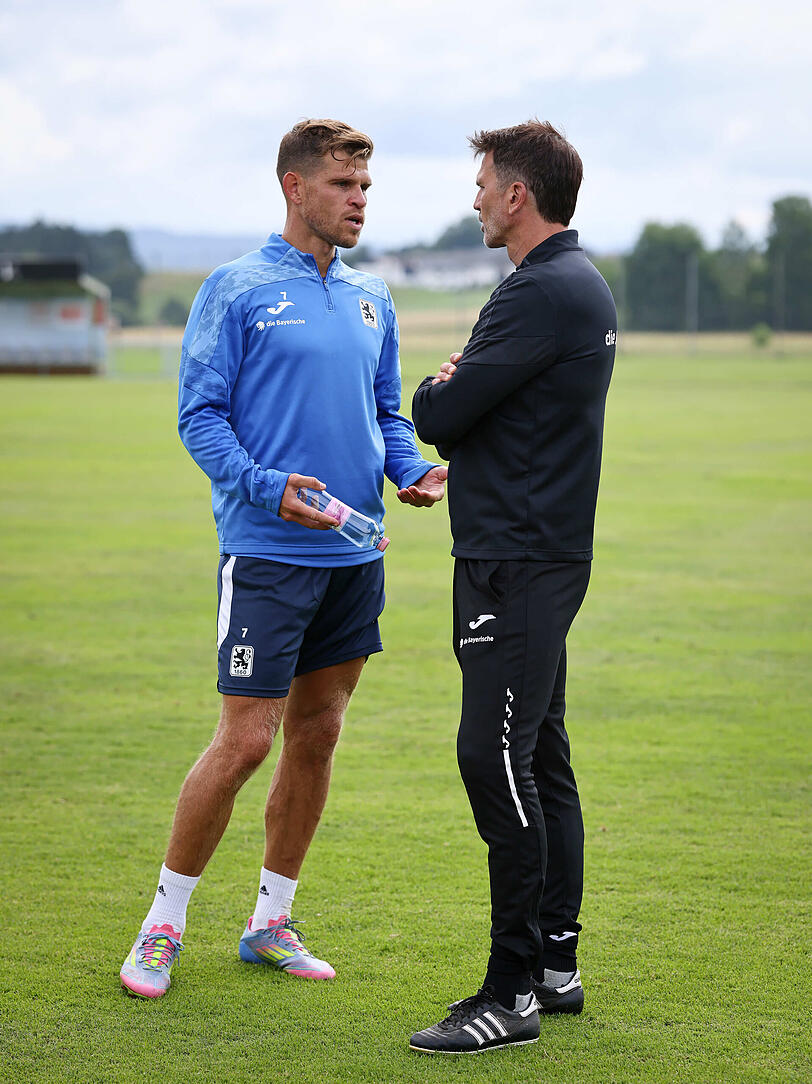 Einer der großen Hoffnungsträger für die neue Saison: Florian Niederlechner (l.), hier im Gespräch mit Trainer Patrick Glöckner. Einer der großen Hoffnungsträger für die neue Saison: Florian Niederlechner (l.), hier im Gespräch mit Trainer Patrick Glöckner.