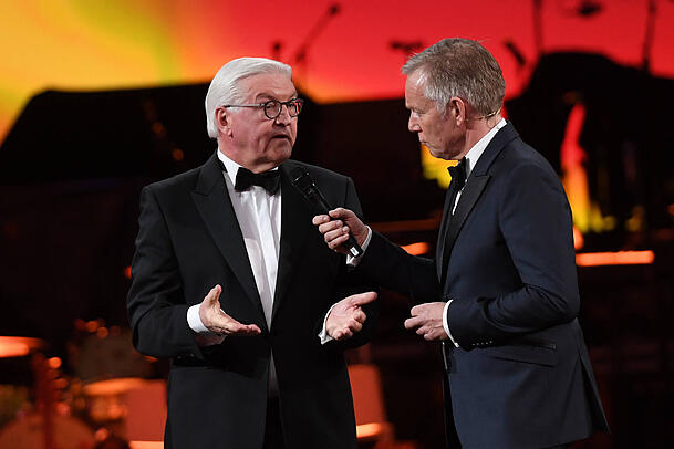 Bundespräsident Frank-Walter Steinmeier lädt auch 2025 zum Weihnachtskonzert ein. Im aktuellen politischen Klima eine Herausforderung für Moderator Johannes B. Kerner? Bundespräsident Frank-Walter Steinmeier lädt auch 2025 zum Weihnachtskonzert ein. Im aktuellen politischen Klima eine Herausforderung für Moderator Johannes B. Kerner?