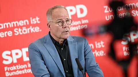 SPD-Fraktionschef Matthias Miersch warnt vor anhaltenden wirtschaftlichen Auswirkungen wegen der Blockade der Stra&szlig;e von Hormus. (Archivbild)