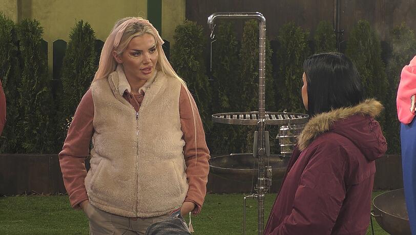 Kim Virginia hatte bei ihrem Einzug bei "Promi Big Brother" schon mäßige Laune. Die änderte sich nicht: Erst wurde sie den armen "Gärtnern" zugeteilt, dann kamen die ersten Lästerattacken. Kim Virginia hatte bei ihrem Einzug bei "Promi Big Brother" schon mäßige Laune. Die änderte sich nicht: Erst wurde sie den armen "Gärtnern" zugeteilt, dann kamen die ersten Lästerattacken.