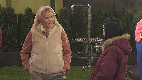 Kim Virginia hatte bei ihrem Einzug bei "Promi Big Brother" schon m&auml;&szlig;ige Laune. Die &auml;nderte sich nicht: Erst wurde sie den armen "G&auml;rtnern" zugeteilt, dann kamen die ersten L&auml;sterattacken.