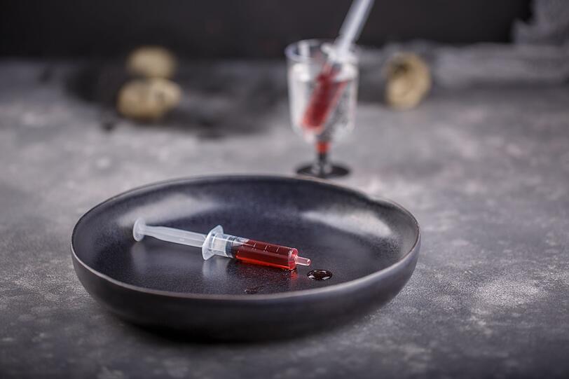 Haben Sie noch Sauerkirsch- oder sonstigen Likör im Schrank? Schneller kann man den Gruseldrink nicht vorbereiten - in Spritzen aufziehen und servieren. Haben Sie noch Sauerkirsch- oder sonstigen Likör im Schrank? Schneller kann man den Gruseldrink nicht vorbereiten - in Spritzen aufziehen und servieren.