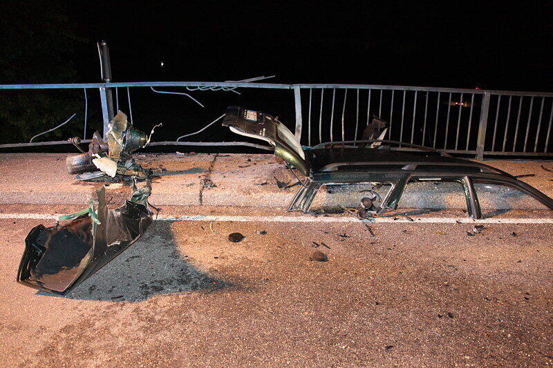 Bei einem Horror-Unfall in der Nähe von Altötting wurde dieses Auto völlig zerfetzt.