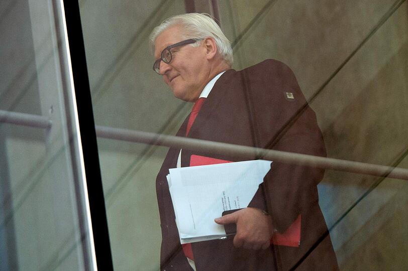 Der SPD-Fraktionsvorsitzende Frank-Walter Steinmeier mit dem Koalitionsvertrag unter dem Arm. Der größte Brocken des Vertrags sind die Rentenbeschlüsse.