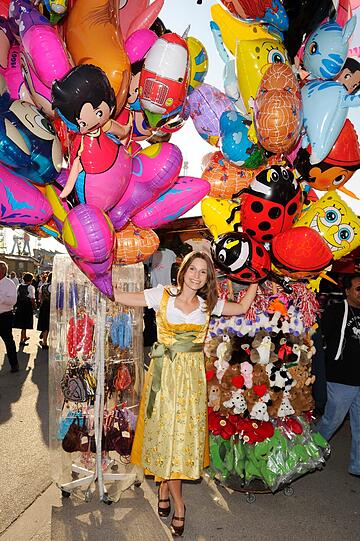 Promis auf dem Oktoberfest! Da geht dem Sportsfreund das Herzerl auf: Die Sportmoderatorinnen Britta Hofmann (Im Dirndl von Alpenprinzessin), Karolin Oltersdorf (Im Angermaier-Dirndl), Birgit Nössing (Das Dirndl) und Jessica Kastrop (Basler-Dirndl) zeigen ihre sexy Dirndl auf dem Oktoberfest. Die schönen Bilder.