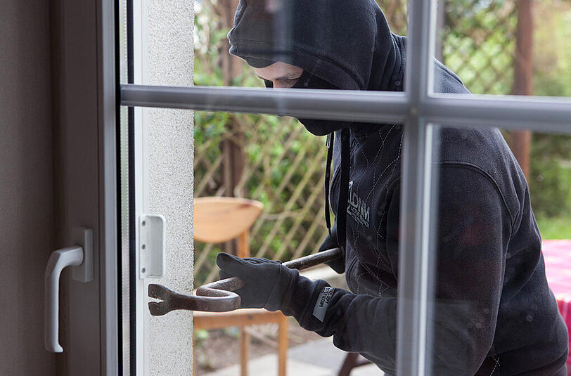 Einbrecher auf frischer Tat (Symbolbild). Nicht immer läuft aus Sicht der Täter alles glatt.