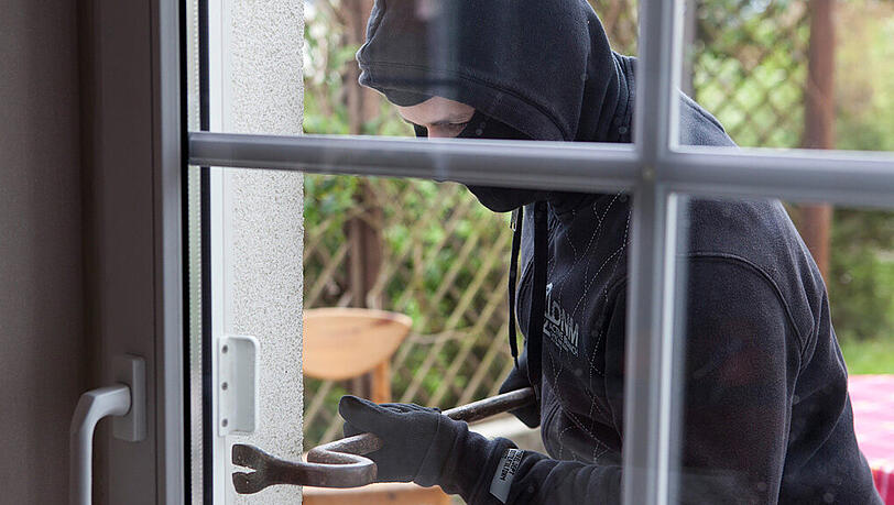 Einbrecher auf frischer Tat (Symbolbild). Nicht immer läuft aus Sicht der Täter alles glatt.