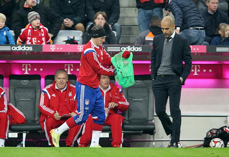 Mitte der zweiten Halbzeit schickt Pep Guardiola seinen Vize-Kapitän dann zum warmmachen.