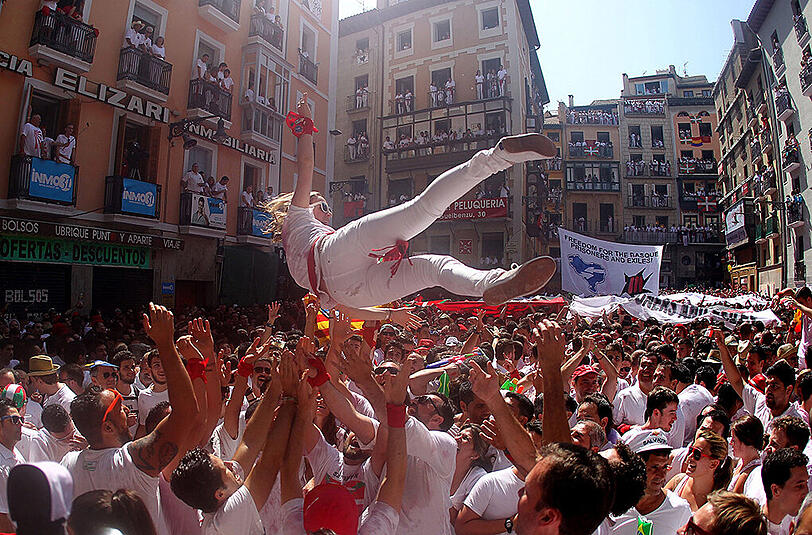 Fans und Demonstranten auf dem Sanfermines-Festival 2015 in Pamplona.