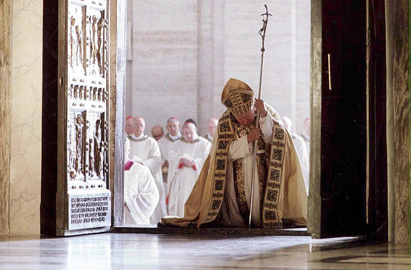 Der Papst öffnet die Heilige Pforte: Das Heilige Jahr hat begonnen.