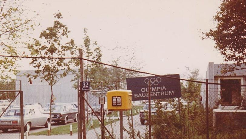 Eine Stadt im Zeichen der olympischen Ringe: Das Olympiabauzentrum in Moosach. Eine Stadt im Zeichen der olympischen Ringe: Das Olympiabauzentrum in Moosach.