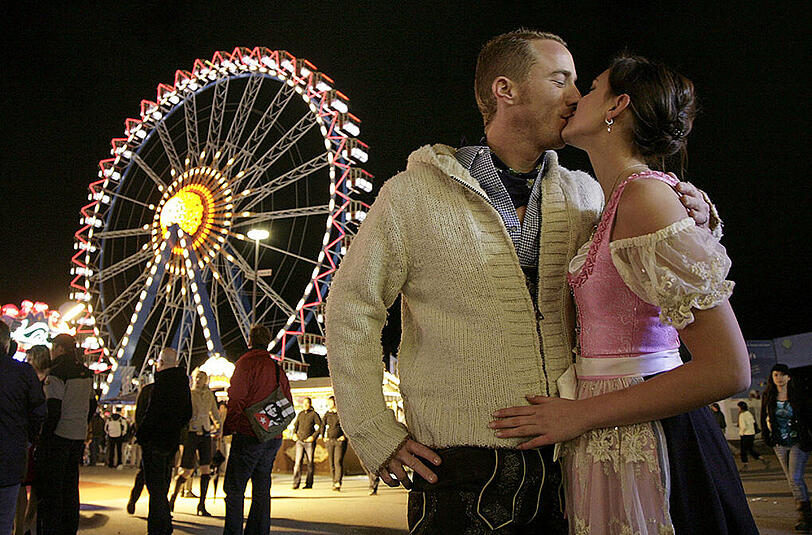 Vor allem junge Menschen sind besonders eifersüchtig, wenn der Partner alleine auf die Wiesn geht. (Archivbild)