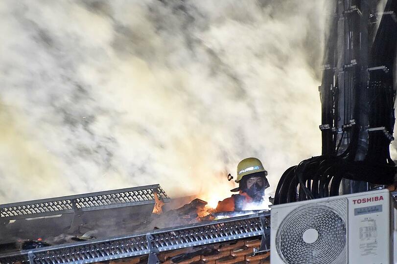 Die Einsatzkräfte mussten 40 Bewohner in Sicherheit bringen. Die Flammen hatten vom ersten Haus auf einen benachbarten Dachstuhl übergegriffen.