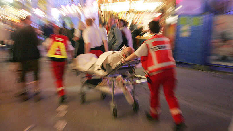 Das Rote Kreuz oder ein privater Ambulanz-Dienst: Wer versorgt die Wiesn-Besucher künftig?