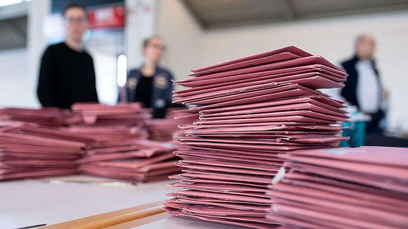 Die Stimmzettel der Wahl am 15. März. Nach der OB-Stichwahl müssen noch einmal 1.500 Wahlhelfer ran.
