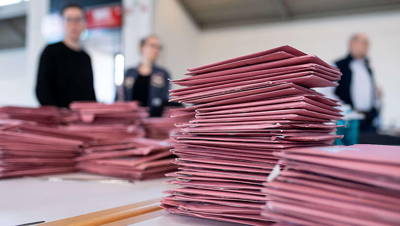 Die Stimmzettel der Wahl am 15. März. Nach der OB-Stichwahl müssen noch einmal 1.500 Wahlhelfer ran.