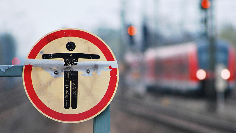 Zwei junge Männer liefen auf die Gleise der S-Bahn, woraufhin diese eine Schnellbremsung einleiten musste. Zwei junge Männer liefen auf die Gleise der S-Bahn, woraufhin diese eine Schnellbremsung einleiten musste.