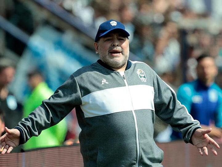 Diego Maradona bleibt nun doch Trainer von Gimnasia y Esgrima La Plata.