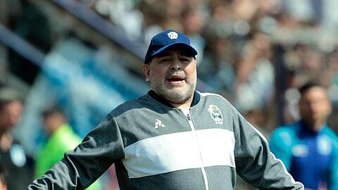 Diego Maradona bleibt nun doch Trainer von Gimnasia y Esgrima La Plata.