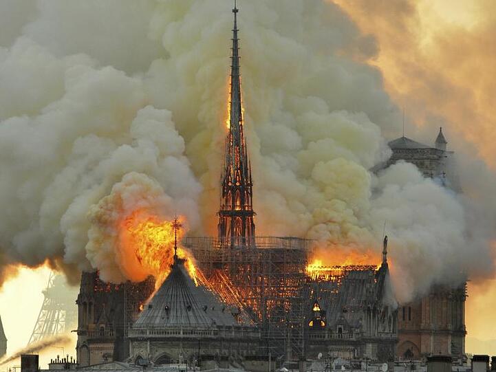 In Flammen: Weite Teile der Kathedrale wurden zerstört, der Vierungsturm auf dem Dach stürzte ein.