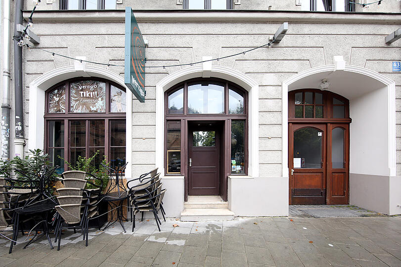 6. Blumenstraße 43: Freddie Mercury liebte die Burlesque Bar Frisco. Oft setzte er sich in eine Ecke und verfolgte das Geschehen und die Burlesque-Darbietungen des Betreibers Peter Ambacher und anderer Künstler. Heute befindet sich hier die Bar Vertigo.