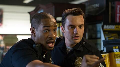 "Let's Be Cops - Die Party Bullen": Die beiden falschen Cops Justin (Damon Wayans Jr., l.) und Ryan (Jake Johnson) sind ins Visier echter Gangster geraten.