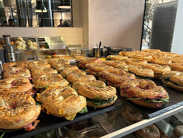 Die mit Lachs, Pute oder Gemüse belegten Bagels gibt es für 8,90 Euro. Die mit Lachs, Pute oder Gemüse belegten Bagels gibt es für 8,90 Euro.