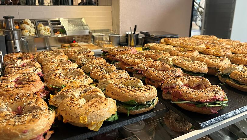Die mit Lachs, Pute oder Gemüse belegten Bagels gibt es für 8,90 Euro. Die mit Lachs, Pute oder Gemüse belegten Bagels gibt es für 8,90 Euro.