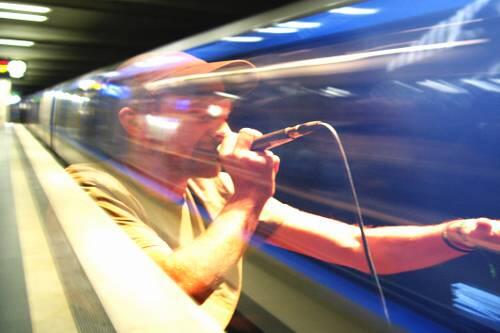 Slam Poet Telhaim auf der U-Bahn.