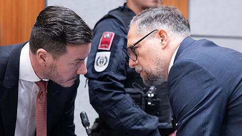 Der Angeklagte René Benko mit seinem Anwalt Norbert Wess (rechts). Der Angeklagte René Benko mit seinem Anwalt Norbert Wess (rechts).