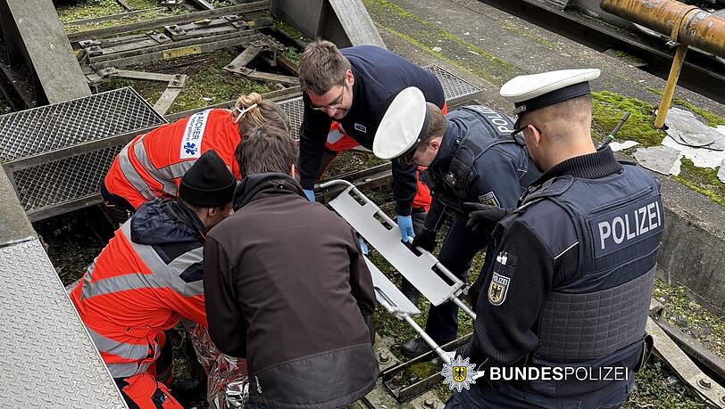 Der verletzte Mann wird aus dem Gleis geborgen.