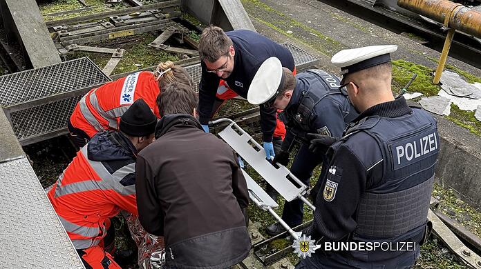 Der verletzte Mann wird aus dem Gleis geborgen.