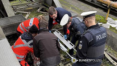 Der verletzte Mann wird aus dem Gleis geborgen.