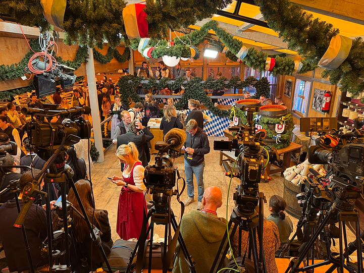 Die Anzapfbox im Schottenhamel-Zelt. Hier zapfte OB Krause (Grüne) um Punkt 12 Uhr das erste Faß an und eröffnete die Wiesn offiziell. Die Anzapfbox im Schottenhamel-Zelt. Hier zapfte OB Krause (Grüne) um Punkt 12 Uhr das erste Faß an und eröffnete die Wiesn offiziell.