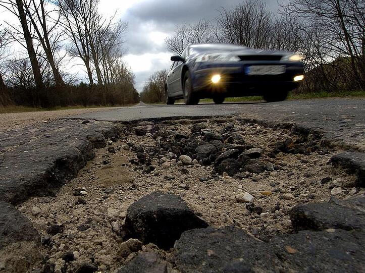 Die durch den Frost entstandene Straßenschäden können erst ab April ausgebessert werden