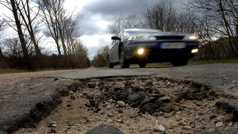Die durch den Frost entstandene Straßenschäden können erst ab April ausgebessert werden Die durch den Frost entstandene Straßenschäden können erst ab April ausgebessert werden