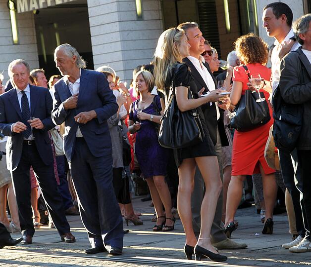 Charles Schumann feiert seine &bdquo;Tagesbar&ldquo; &ndash; natürlich auch mitten auf der Straße. Die besten Bilder der Jubiläums-Fete.