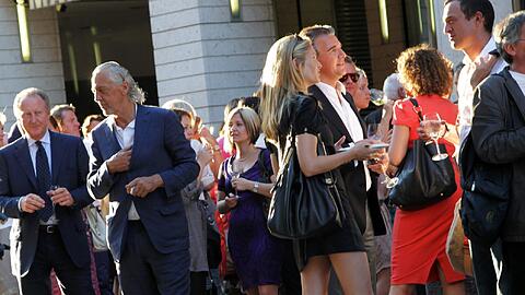 Charles Schumann feiert seine &bdquo;Tagesbar&ldquo; &ndash; natürlich auch mitten auf der Straße. Die besten Bilder der Jubiläums-Fete.
