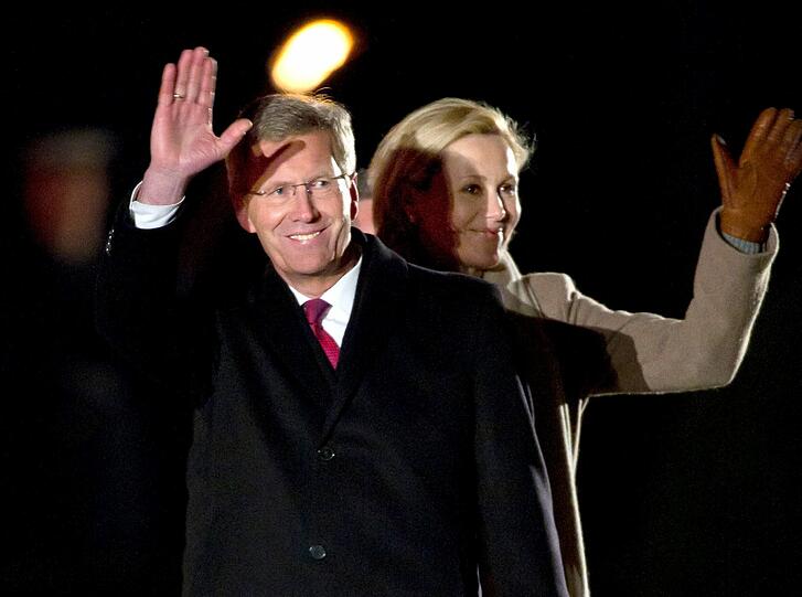 Erleichterung nach dem Zapfenstreich: Freundlich lächeln und winken Christian Wulff und seine Frau Bettina nach der Zeremonie.