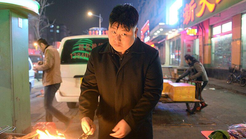 Ein Imbiss-Verkäufer verkleidet als Kim Jong Un. Der nordkoreanische Diktator erfährt bei Chinas Jugend viel Hohn und Spott. Ein Imbiss-Verkäufer verkleidet als Kim Jong Un. Der nordkoreanische Diktator erfährt bei Chinas Jugend viel Hohn und Spott.