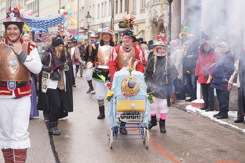 Weitere Bilder vom Faschingsumzug der "Damischen Ritter" in München am 08. Februar 2015.